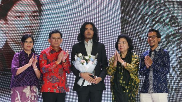 UOB Indonesia menganugerahkan penghargaan 14th UOB Painting of the Year kepada Muhammad Yakin atas lukisannya yang berjudul 