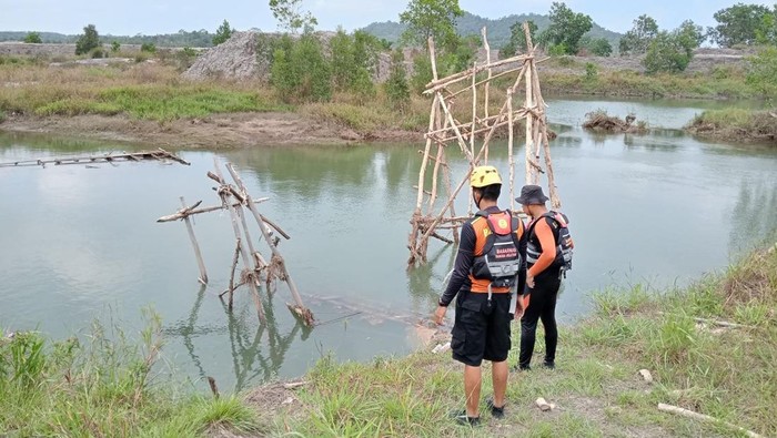 Petugas Basarnas Babel saat melakukan pencarian terhadap penambang timah yang diterkam buaya