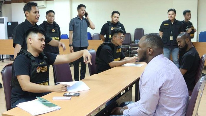 Petugas Imigrasi Kelas I TPI Jakarta Utara melakukan pemeriksaan terhadap warga negara asing asal Nigeria yang melakukan pelanggaran izin tinggal.