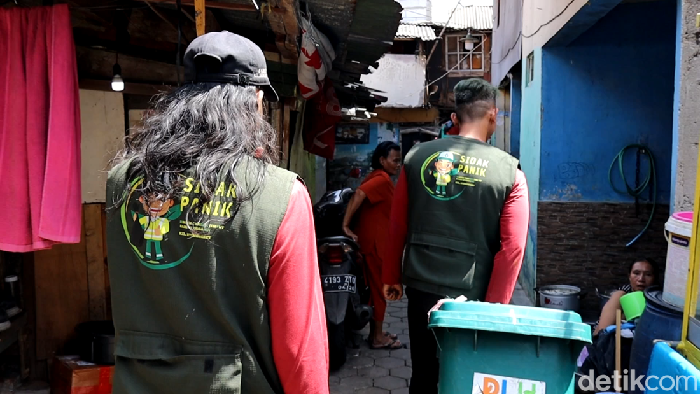 Petugas mengangkut sampah organik dari rumah-rumah warga