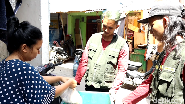 Petugas mengangkut sampah organik dari rumah-rumah warga