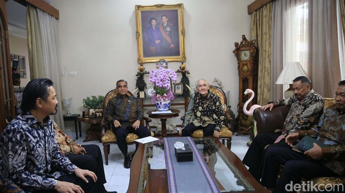 Pimpinan MPR Beri Undangan Pelantikan Prabowo-Gibran ke Try Sutrisno Pimpinan MPR menyambangi kediaman Wakil Presiden RI ke-6 Try Sutrisno. Mereka mengantarkan undangan pelantikan presiden dan wakil presiden terpilih, Prabowo-Gibran.