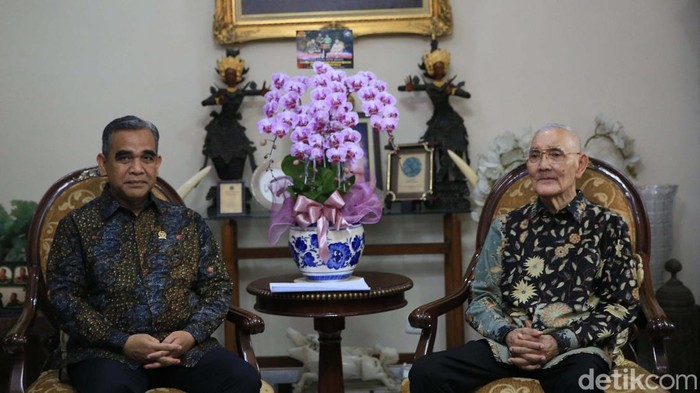 Pimpinan MPR menyambangi kediaman Wakil Presiden RI ke-6 Try Sutrisno. Mereka mengantarkan undangan pelantikan presiden dan wakil presiden terpilih, Prabowo-Gibran.