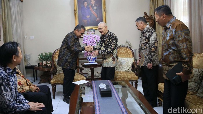 Pimpinan MPR menyambangi kediaman Wakil Presiden RI ke-6 Try Sutrisno. Mereka mengantarkan undangan pelantikan presiden dan wakil presiden terpilih, Prabowo-Gibran.