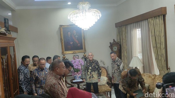 Pimpinan MPR RI bertemu Try Sutrisno untuk menyampaikan undangan pelantikan presiden-wapres.