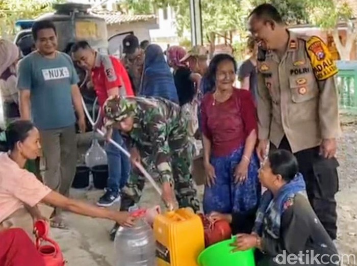 Polisi Bondowoso Distribusikan Air Bersih ke Warga Terdampak Kekeringan
