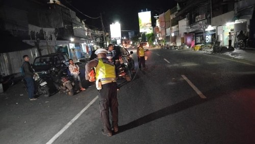 Polisi melakukan olah TKP di Jalan Singaraja-Seririt, Buleleng, tempat kecelakaan maut yang menewaskan dua pemotor, Selasa (15/10/2024).