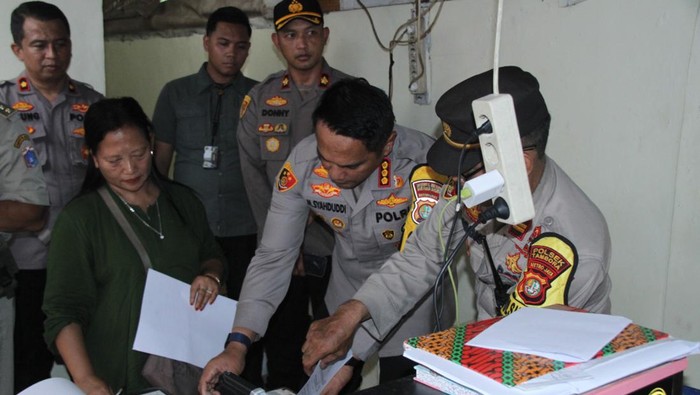 Polres Metro Jakarta Barat memberikan bantuan dan mendirikan posko layanan kehilangan dokumen bagi korban kebakaran di Kalianyar, Tambora. (dok Istimewa)
