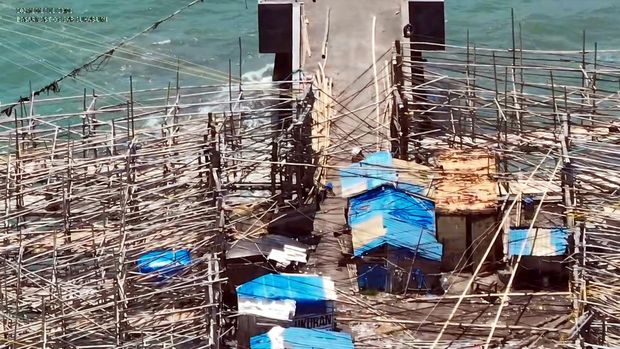 pondokan kecil di jadikan tempat berteduh nelayan yang terjebak di ujung jembatan eks tambang pasir besi