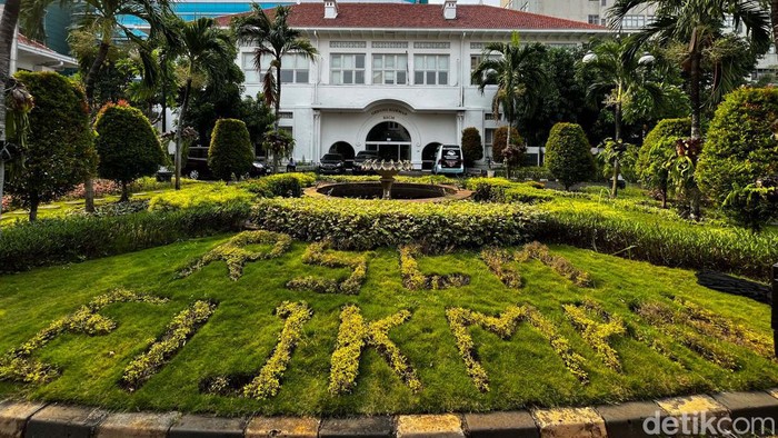 Potret 4 Bangunan Ikonik di Pasar Baru Jakarta Setidaknya terdapat empat bangunan bersejarah di kawasan Pasar Baru, Jakarta yang ditetapkan oleh Anies Baswedan. Apa saja? Yuk lihat.