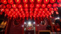 Vihara Sin Tek Bio menjadi pusat spiritual sekaligus simbol penting bagi masyarakat Tionghoa yang telah lama mendiami kawasan tersebut. Di dalam vihara ini, terdapat beberapa altar pemujaan yang dihiasi dengan beberapa patung dewa-dewa dan leluhur, menambah suasana sakral dan penuh khidmat di setiap sudut ruangan.  