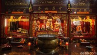 Wihara ini didominasi oleh nuansa merah yang melambangkan keberuntungan dan kebahagiaan, sementara lilin-lilin besar yang terus menyala memenuhi ruangan utama, menyebarkan cahaya hangat dan menciptakan atmosfer spiritual yang mendalam, di mana umat datang untuk berdoa, memohon berkah, dan mencari ketenangan batin.  