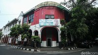 Toko Tio Tek Hong ditetapkan melalui Kepgub Nomor 239 tahun 2022 dan diperkirakan sudah ada sejak 1900. Toko Tio Tek Hong didirikan oleh Tio Tek Hong, seorang pengusaha Tionghoa yang inovatif.  