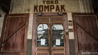 Toko Kompak. Bangunan bersejarah itu didirikan di kawasan Jalan Pasar Baru, No 18A, Jakarta Pusat. Selain sejarah, bangunan itu memiliki daya tarik arsitektur yang kuat.  