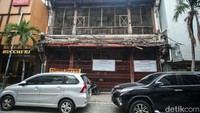 Dikutip dari banner dipajang di besi Toko Kompak, bangunan itu didirikan pada abad ke-19, bahkan lebih tua dari Pasar Baru. Toko ini dahulu merupakan kediaman Majoor der Chinezen keempat Batavia yaitu (Tio Tek Ho).  