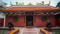 Vihara Sin Tek Bio dengan nama Vihara Dharma Jaya merupakan salah satu vihara yang menjadi bagian dari sejarah di Jakarta diperkirakan sejak 1698. Terletak di kawasan Pasar Baru, Jakarta Pusat, wihara itu menjadi saksi bisu perjalanan waktu dan perkembangan masyarakat Tionghoa di Indonesia, khususnya Ibu Kota.