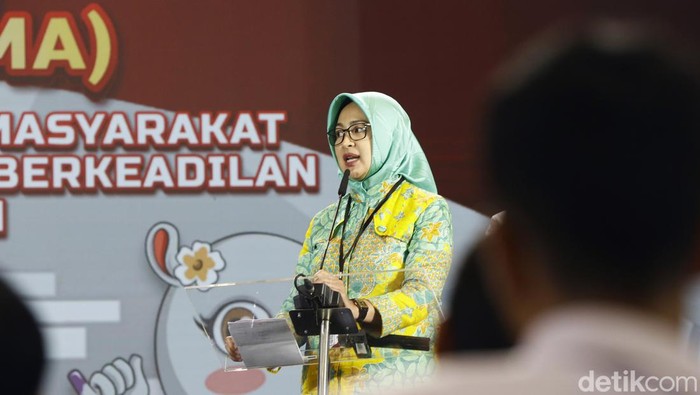 KPU Banten menggelar debat perdana cagub-cawagub Banten yang bertarung di Pilkada 2024 malam ini. Debat Airin Rachmi Diany-Ade Sumardi dengan Andra Soni-Dimyati dimulai. Debat perdana digelar di Auditorium Menara Bank Mega Kompleks Transmedia, Rabu (16/10/2024).