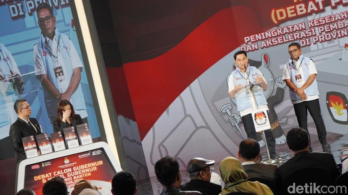 Potret Debat Perdana Pilgub Banten 2024 KPU Banten menggelar debat perdana cagub-cawagub Banten yang bertarung di Pilkada 2024 malam ini. Debat Airin Rachmi Diany-Ade Sumardi dengan Andra Soni-Dimyati dimulai. Debat perdana digelar di Auditorium Menara Bank Mega Kompleks Transmedia, Rabu (16/10/2024).