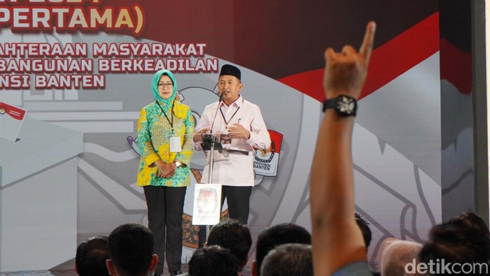KPU Banten menggelar debat perdana cagub-cawagub Banten yang bertarung di Pilkada 2024 malam ini. Debat Airin Rachmi Diany-Ade Sumardi dengan Andra Soni-Dimyati dimulai. Debat perdana digelar di Auditorium Menara Bank Mega Kompleks Transmedia, Rabu (16/10/2024).