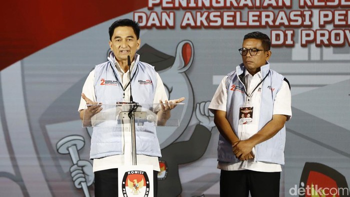 KPU Banten menggelar debat perdana cagub-cawagub Banten yang bertarung di Pilkada 2024 malam ini. Debat Airin Rachmi Diany-Ade Sumardi dengan Andra Soni-Dimyati dimulai. Debat perdana digelar di Auditorium Menara Bank Mega Kompleks Transmedia, Rabu (16/10/2024).