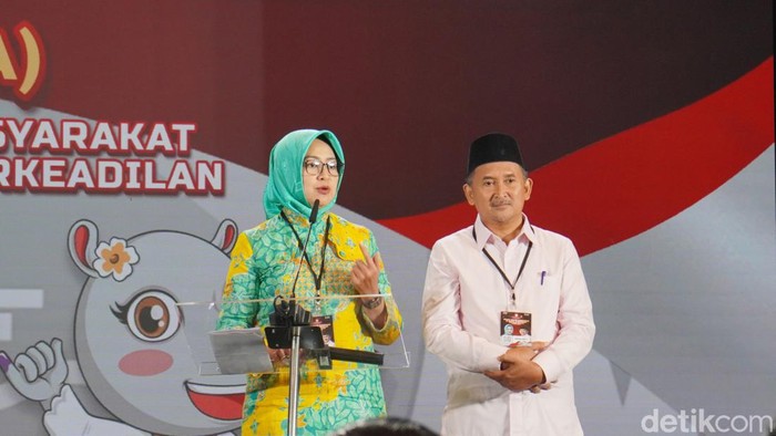 KPU Banten menggelar debat perdana cagub-cawagub Banten yang bertarung di Pilkada 2024 malam ini. Debat Airin Rachmi Diany-Ade Sumardi dengan Andra Soni-Dimyati dimulai. Debat perdana digelar di Auditorium Menara Bank Mega Kompleks Transmedia, Rabu (16/10/2024).