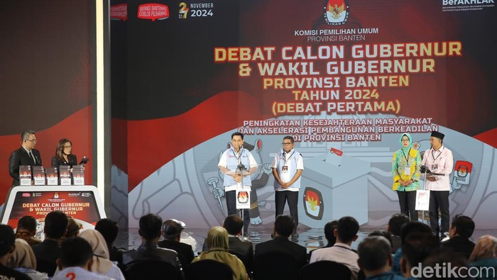 Potret Debat Perdana Pilgub Banten 2024 KPU Banten menggelar debat perdana cagub-cawagub Banten yang bertarung di Pilkada 2024 malam ini. Debat Airin Rachmi Diany-Ade Sumardi dengan Andra Soni-Dimyati dimulai. Debat perdana digelar di Auditorium Menara Bank Mega Kompleks Transmedia, Rabu (16/10/2024).