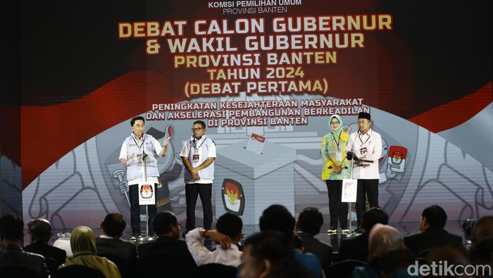 KPU Banten menggelar debat perdana cagub-cawagub Banten yang bertarung di Pilkada 2024 malam ini. Debat Airin Rachmi Diany-Ade Sumardi dengan Andra Soni-Dimyati dimulai. Debat perdana digelar di Auditorium Menara Bank Mega Kompleks Transmedia, Rabu (16/10/2024).