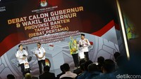 Pendukung masing-masing paslon sempat saling sorak yang membuat arena debat menjadi riuh.
