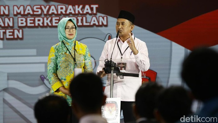 KPU Banten menggelar debat perdana cagub-cawagub Banten yang bertarung di Pilkada 2024 malam ini. Debat Airin Rachmi Diany-Ade Sumardi dengan Andra Soni-Dimyati dimulai. Debat perdana digelar di Auditorium Menara Bank Mega Kompleks Transmedia, Rabu (16/10/2024).