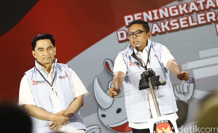 KPU Banten menggelar debat perdana cagub-cawagub Banten yang bertarung di Pilkada 2024 malam ini. Debat Airin Rachmi Diany-Ade Sumardi dengan Andra Soni-Dimyati dimulai. Debat perdana digelar di Auditorium Menara Bank Mega Kompleks Transmedia, Rabu (16/10/2024).