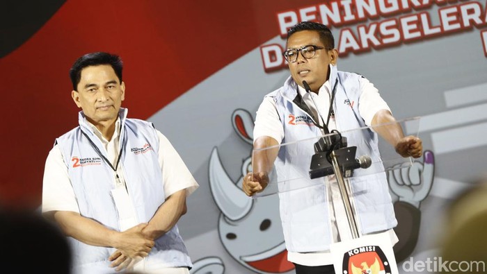 KPU Banten menggelar debat perdana cagub-cawagub Banten yang bertarung di Pilkada 2024 malam ini. Debat Airin Rachmi Diany-Ade Sumardi dengan Andra Soni-Dimyati dimulai. Debat perdana digelar di Auditorium Menara Bank Mega Kompleks Transmedia, Rabu (16/10/2024).