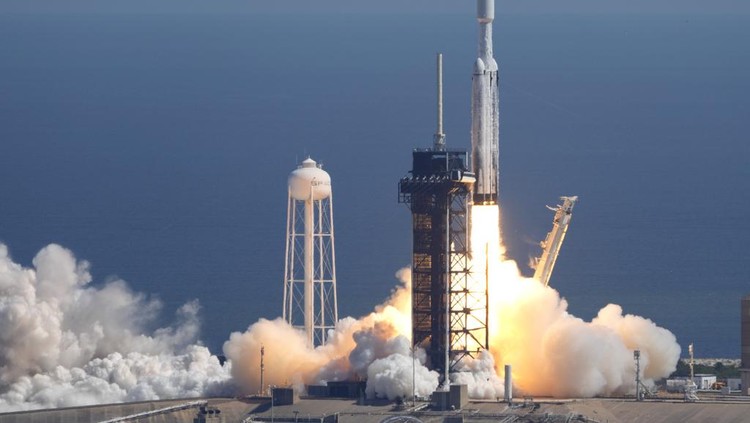 A SpaceX Falcon Heavy rocket with a NASA spacecraft bound for Jupiter lifts off from pad 39A at the Kennedy Space Center Monday, Oct. 14, 2024 in Cape Canaveral, Fla. (AP Photo/John Raoux)