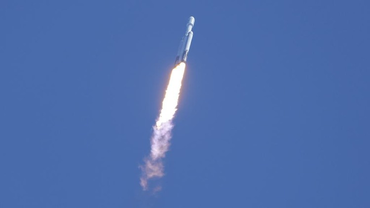 A SpaceX Falcon Heavy rocket with a NASA spacecraft bound for Jupiter lifts off from pad 39A at the Kennedy Space Center Monday, Oct. 14, 2024 in Cape Canaveral, Fla. (AP Photo/John Raoux)