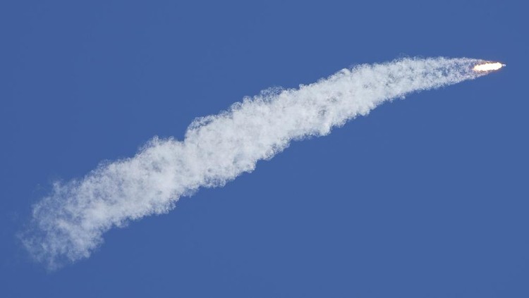 Potret NASA Kirim Pesawat Ruang Angkasa ke Bulan Jupiter, Cari Tanda Kehidupan A SpaceX Falcon Heavy rocket with a NASA spacecraft bound for Jupiter lifts off from pad 39A at the Kennedy Space Center Monday, Oct. 14, 2024 in Cape Canaveral, Fla. (AP Photo/John Raoux)