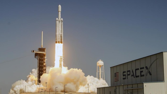 A SpaceX Falcon Heavy rocket with a NASA spacecraft bound for Jupiter lifts off from pad 39A at the Kennedy Space Center Monday, Oct. 14, 2024 in Cape Canaveral, Fla. (AP Photo/John Raoux)