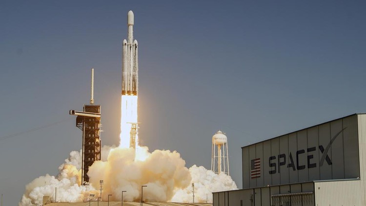 Potret NASA Kirim Pesawat Ruang Angkasa ke Bulan Jupiter, Cari Tanda Kehidupan A SpaceX Falcon Heavy rocket with a NASA spacecraft bound for Jupiter lifts off from pad 39A at the Kennedy Space Center Monday, Oct. 14, 2024 in Cape Canaveral, Fla. (AP Photo/John Raoux)