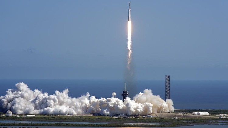 A SpaceX Falcon Heavy rocket with a NASA spacecraft bound for Jupiter lifts off from pad 39A at the Kennedy Space Center Monday, Oct. 14, 2024 in Cape Canaveral, Fla. (AP Photo/John Raoux)