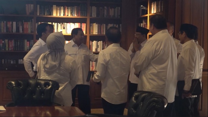 Prabowo Subianto-Gibran Rakabuming Raka melakukan pembekalan terhadap calon menteri, wakil menteri, kepala badan, di Hambalang, Bogor, Jawa Barat, Rabu (16/10/2024).