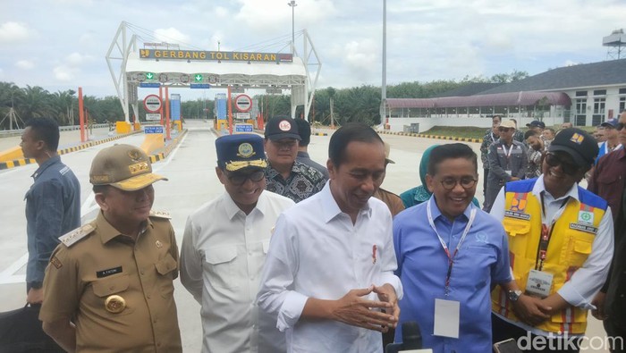 Presiden Jokowi saat meresmikan jalan tol di Kisaran, Kabupaten Asahan, Sumatera Utara. (Perdana Ramadhan/detikSumut)