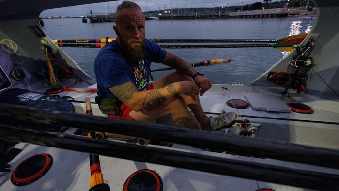 Pria Ini Bakal Lintasi Samudra Pasifik dengan Perahu Satu Kursi Lithuanian rower Aurimas Mockus, travelling in a single-seat boat built by Ukrainians, embarks on a journey to row across the Pacific Ocean to Brisbane, Australia, covering about 12,000 kilometers, as a show of support to Ukraine in its war with Russia, from San Diego, California, U.S. October 14, 2024. REUTERS/Mike Blake