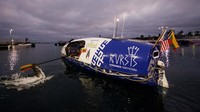 Pendayung Lithuania Aurimas Mockus mengendarai perahu satu kursinya di San Diego, California, Senin (14/10/2024).  