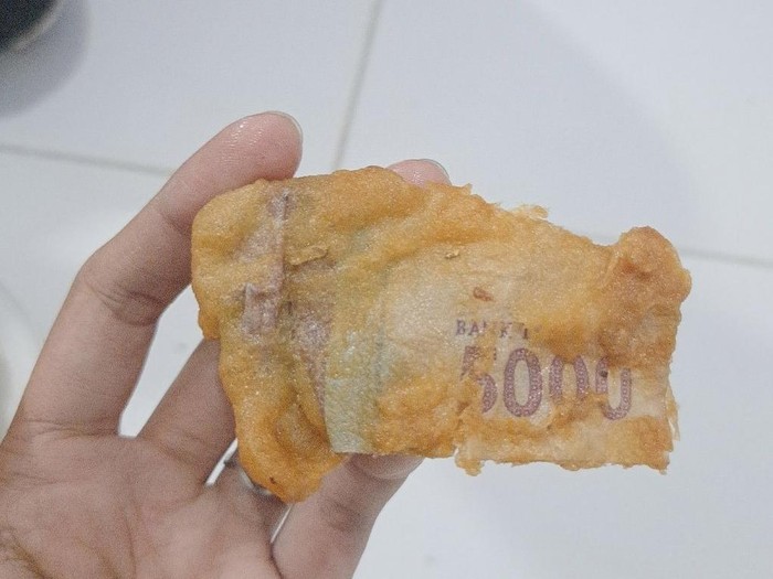 Pria ini mengunggah pengalaman yang aneh ketika menemukan uang kertas Rp 5 Ribu yang tercelup adonan gorengan. Postingan tersebut langsung viral di media sosial.