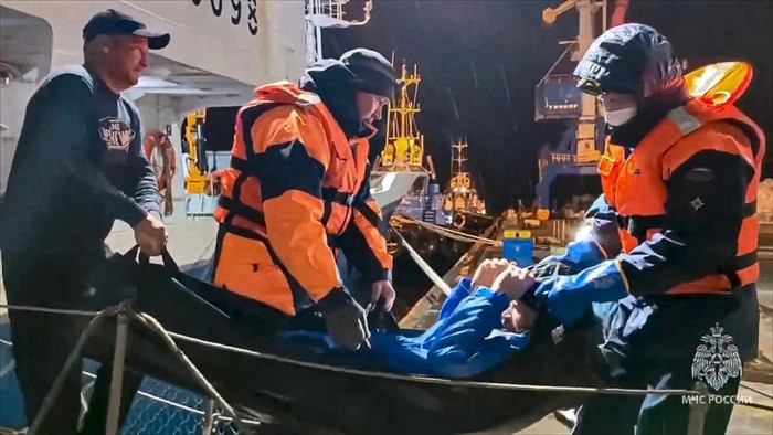 Pria Rusia bernama Mikhail Pichugin diselamatkan setelah 66 hari terombang-ambing di lautan. (Russian Emergency Ministry Press Service via AP)