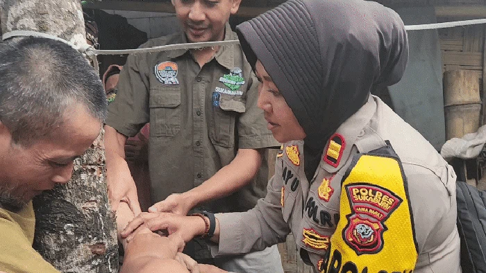 Proses evakuasi Ha dan Sam.