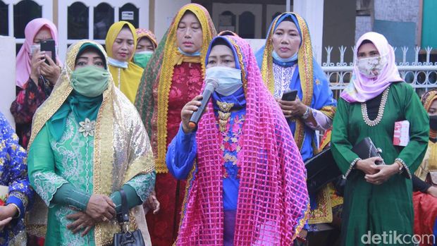 Proses Nyorong dalam pernikahan adat Sumbawa. (Firga Raditya Pamungkas)