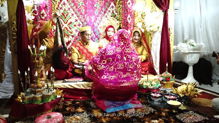 Prosesi barodak dalam pernikahan adat Sumbawa. (Firga Raditya Pamungkas)