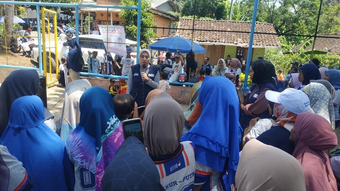 Putri Karlina berdiskusi dengan emak-emak di Garut Selatan