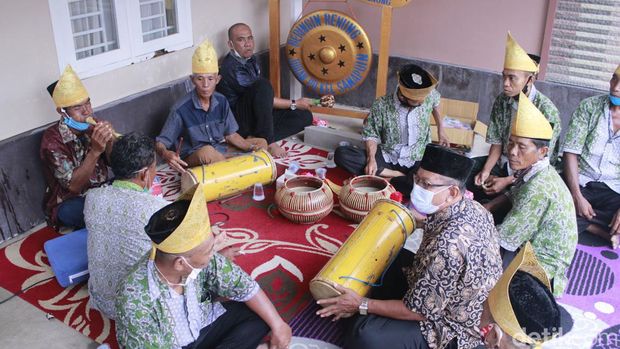 Ratib Rebana Ode Mengiringi Prosesi Nyorong dalam pernikahan adat Sumbawa. (Firga Raditya)