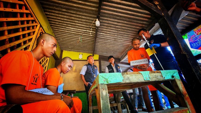 Rekonstruksi pembunuhan Diki Jaya, anak sebatang kara di Sukabumi.
