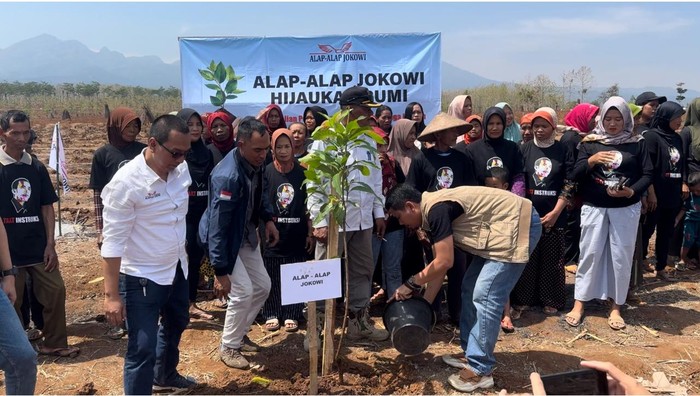 Ratusan anggota Jaringan Relawan Alap-Alap Jokowi (AAJ) melakukan penanaman pohon produktif di lahan perhutanan sosial Desa Sudimoroharjo, Kecamatan Wilangan, Kabupaten Nganjuk.